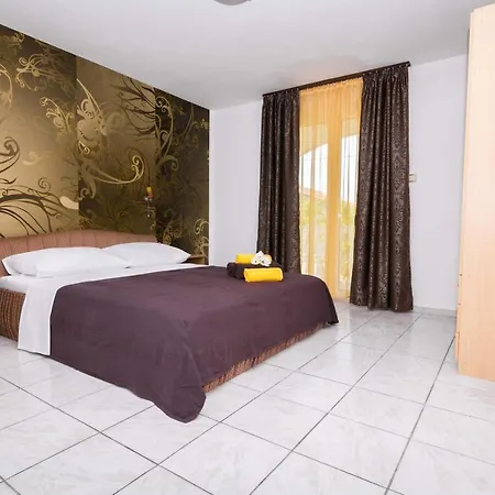 Apartament Ilak *
